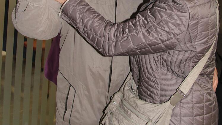 Ein Tänzchen in Ehren - Franz Hebentanz (95) wagte im Foyer der Fachklinik sogar mit der Tochter Brigitte ein Tänzchen.  Foto: Sonny Adam