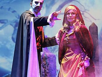 Das Phantom der Oper (Axel Olzinger, li.) und S&auml;ngerin Christine (Deborah Sasson)  Foto: Susannah V. Vergau