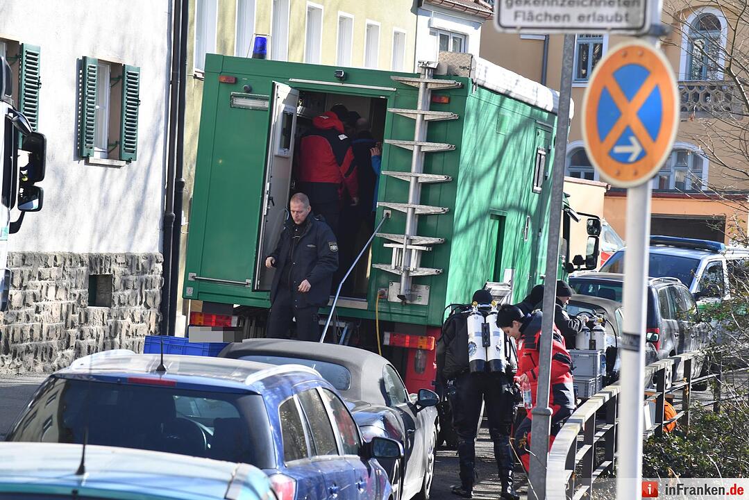 Nach Raubüberfall: Polizei und Taucher am alten Kanal in Bamberg