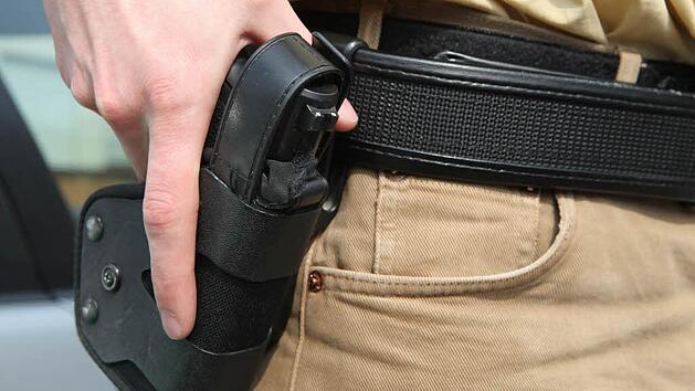 In N&uuml;rnberg geht ein Hund auf die Polizisten los. Das Herrchen hatte keine Kontrolle mehr &uuml;ber das Tier - ein Polizist zieht eine Waffe und schie&szlig;t. Symbolfoto: Matthias Hoch