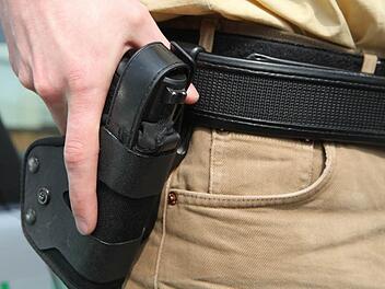 In N&uuml;rnberg geht ein Hund auf die Polizisten los. Das Herrchen hatte keine Kontrolle mehr &uuml;ber das Tier - ein Polizist zieht eine Waffe und schie&szlig;t. Symbolfoto: Matthias Hoch