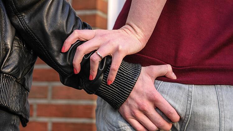 Der Täter fasste die junge Frau gegen ihren Willen an. Symbolfoto: Christopher Schulz