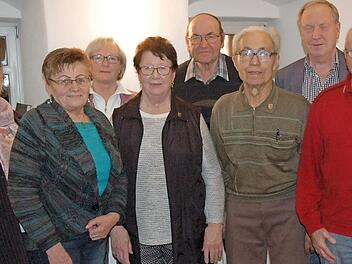 Für ihre große Liebe zur Musik und ihre Treue zum Gesangsverein Herreth wurden diese Mitglieder geehrt (von links): Edeltraut Obermüller, Dora Storch, Gerda Stirnweiß, Monika Werner, Horst Angermüller, Ernst Bohla, Werner Thomas, Hermann Porzelt.  Foto: Edwin Meißinger
