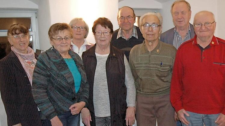 Für ihre große Liebe zur Musik und ihre Treue zum Gesangsverein Herreth wurden diese Mitglieder geehrt (von links): Edeltraut Obermüller, Dora Storch, Gerda Stirnweiß, Monika Werner, Horst Angermüller, Ernst Bohla, Werner Thomas, Hermann Porzelt.  Foto: Edwin Meißinger