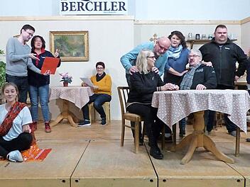 Ein Blick in die Probe der turbulenten Stückes "Die Hochzeits(ver)planer" der Laienspieltheatergruppe "Die Berchler" in der Kupferberger Stadthalle Foto: Klaus-Peter Wulf