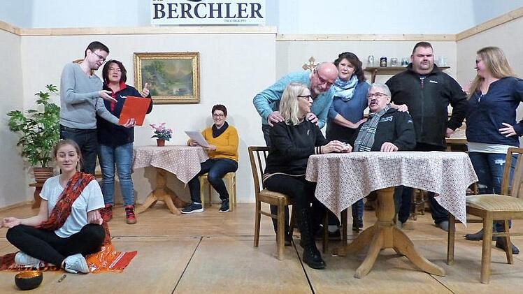 Ein Blick in die Probe der turbulenten Stückes "Die Hochzeits(ver)planer" der Laienspieltheatergruppe "Die Berchler" in der Kupferberger Stadthalle Foto: Klaus-Peter Wulf