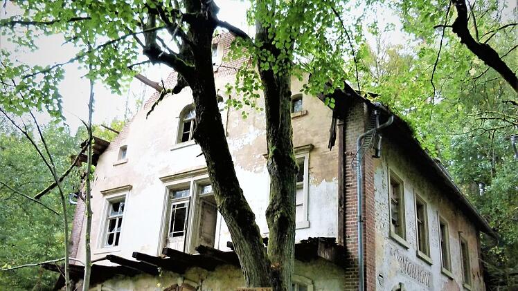 Für Gerd Homski (CSU) ist am ehemaligen Gasthaus "Grundmühle" Gefahr im Verzug. Bürgermeister Marc Benker will sich um eine Klärung mit den Eigentümern bemühen.  Foto: Werner Reißaus