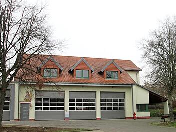 Die Linden rechts und links des Feuerwehrhauses sorgten für Redebedarf im Gremium.  Foto: Winfried Ehling
