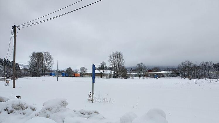 Durch den Schnee ein bisschen weniger trostlos sieht ein  rund 12 000 Quadratmeter großes Gelände im Gewerbepark Kreuzberg aus. Dort könnte das neue  Bekleidungszentrum der Bundeswehr entstehen. Foto: Steffen Standke