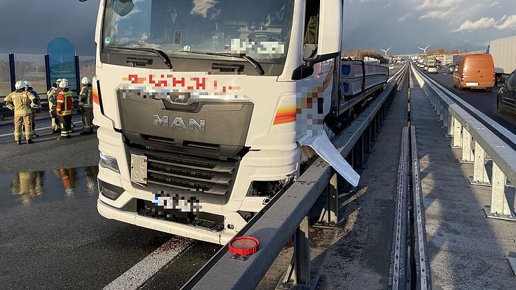 A9 bei M&uuml;nchberg: Lkw-Unfall und Stau