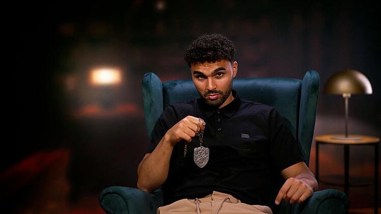 Younes Zarou hat das Glück des Ahnungslosen. Er findet den Schutzschild und kann in der nächsten Nacht nicht ermordet werden.