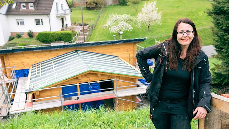Bauherrin von A bis Z: Genehmigungen, Finanzierung, Grundst&uuml;ck urbar machen und dann ganz viel h&auml;mmern, s&auml;gen, bohren. Und nie den Glauben an sich verlieren! Lisa baute ihr eigenes Tiny House.
