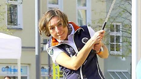 Stefanie Worsch beim kraftvollen Abschlag. Auf der Crossgolfbahn auf dem Schlossplatz musste  der Ball über eine Wand gespielt und im Kofferraum eines Autos "eingelocht" werden.