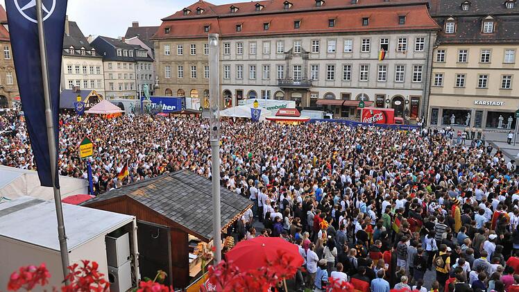 Tausende Fußballfans auf dem Maxplatz: Public-Viewing-Veranstaltungen wie die Übertragung großer Fußball-Events können für Anwohner in der Bamberger Innenstadt in Lärmbelästigung ausarten.  Foto: Ronald Rinklef