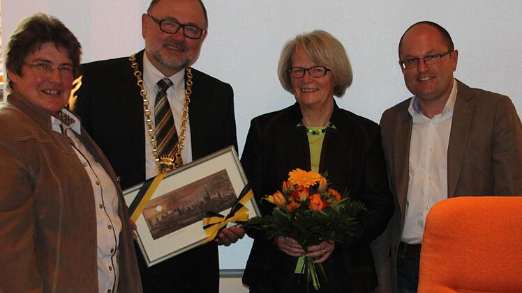 Die Stellvertreter überreichten Bürgermeister Herrmann und seiner Ehefrau Christiane Stich und Blumenstrauß.