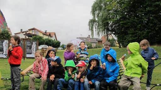 In Hallstadt wurde der neue Wasserspielplatz bei strömendem Regen offiziell eröffnet. Fotos: Kerstin Bönisch