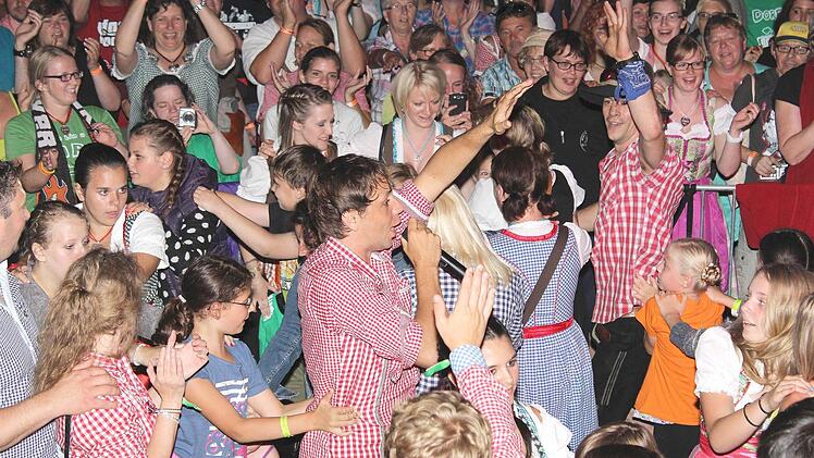 Eine Polonäse mit den Fans: Markus Thomann in Aktion. Foto: Ralf Naumann