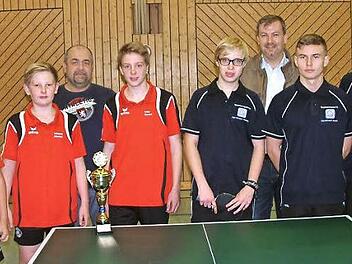 Die Jungen des TSV Teuschnitz, (von links) Mike Müller, Johannes Scherbel und Lukas Hummel, wurden Tischtennis-Kreispokalsieger. Mit im Bild der TVE Gehülz mit David Nickel, Dominik Hanussek und Jakob Steidl sowie die Jugendleiter Gernot Müller (TSV, 3. von links) und Ingo Schubert (TVE).  Foto: Hans Franz