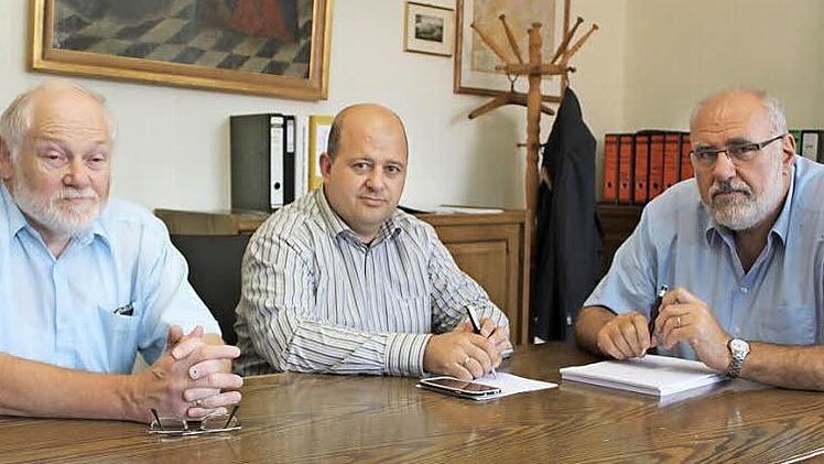 Krisensitzung im Rathaus: Geschäftsstellen-Leiter Werner Götz (v.l.) neben dem stellvertretenden Bürgermeister Holger Dremel und Bürgermeister Roland Kauper stimmen das weitere Vorgehen in den beiden Fällen von Untreue im Rathaus ab. Fotos: Peter Groscurth