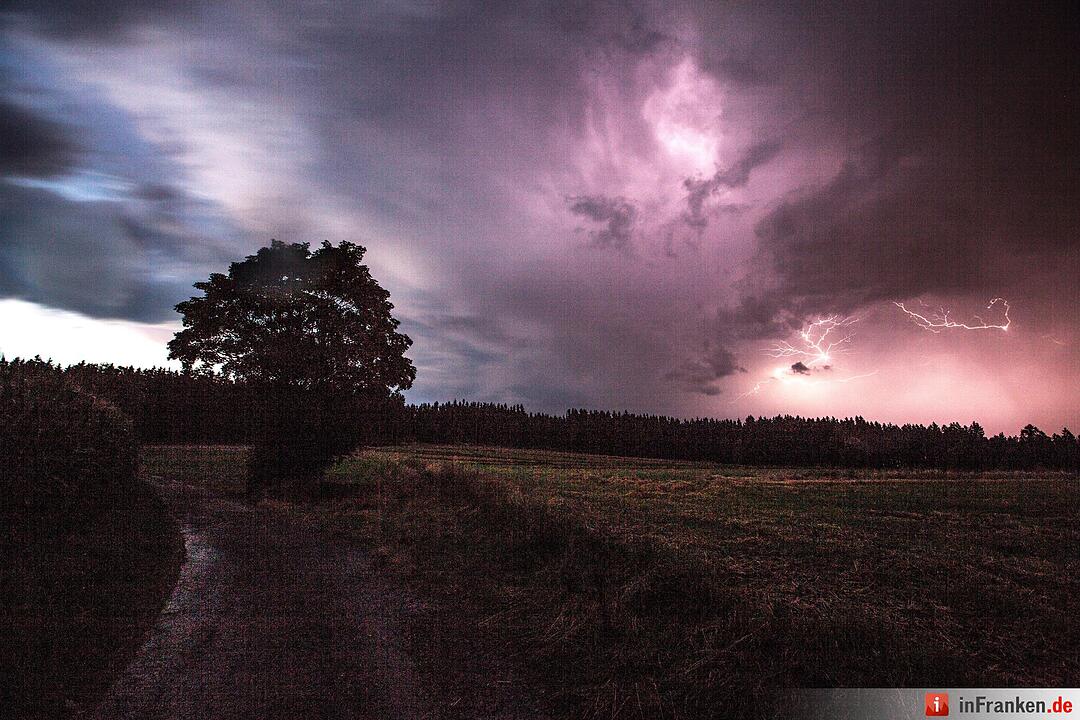 Gewitter ziehen ueber Hochfranken