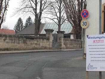 Die Bürgerinitiative "Pro Westumgehung" hat wie hier in der Friedhofstraße in Neunkirchen Plakate aufgestellt. Foto: rm