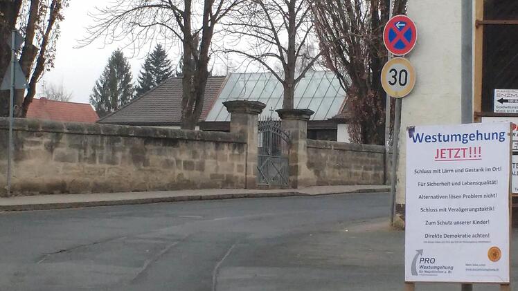 Die Bürgerinitiative "Pro Westumgehung" hat wie hier in der Friedhofstraße in Neunkirchen Plakate aufgestellt. Foto: rm