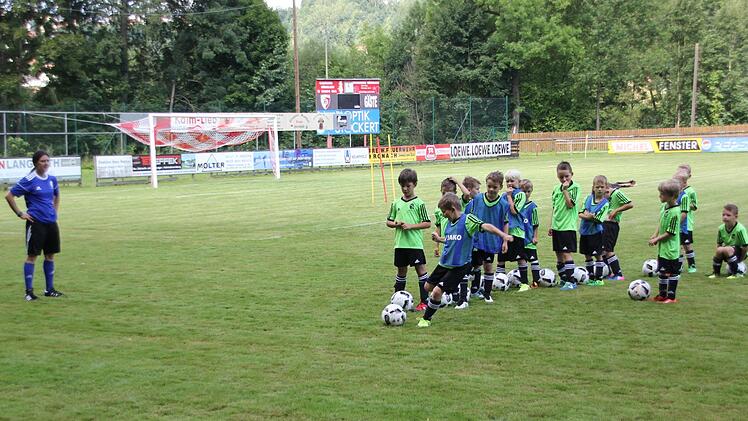 Torschusstraining ist bei den Kleinsten unter den kritischen Augen von Anita Petermann angesagt. Fotos: Hartmut Neubauer