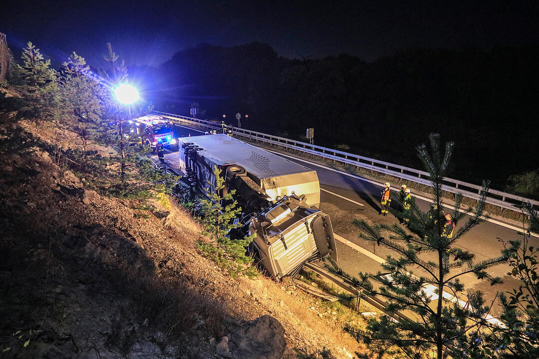 Gegen Felswand gekracht und aus Fahrzeug geschleudert