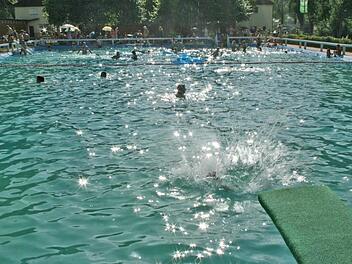 Das Familienbad in Streitberg kommt um eine umfassende Sanierung nicht herum, wenn es erhalten werden soll. Foto: Barbara Herbst / Archiv