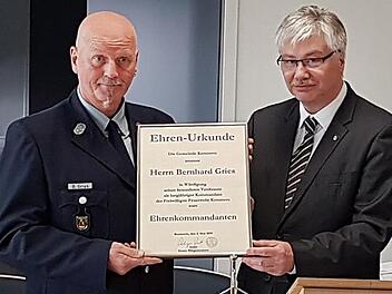 Ehrenkommandant Bernhard Gries (l.) erhält von Bürgermeister Rüdiger Gerst die Urkunde. Foto: p