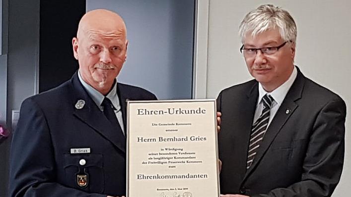Ehrenkommandant Bernhard Gries (l.) erhält von Bürgermeister Rüdiger Gerst die Urkunde. Foto: p