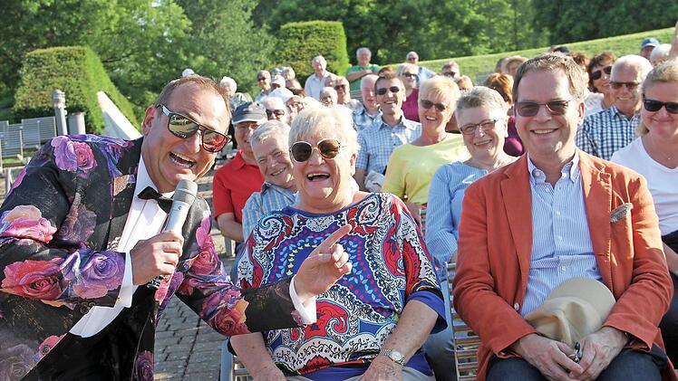 Volker Heißmann (links) suchte immer wieder die Nähe zum Publikum. Foto: Gerda Völk