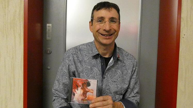 Oti Schmelzer zeigt eine seiner CDs, die er schon ver&ouml;ffentlicht hat.