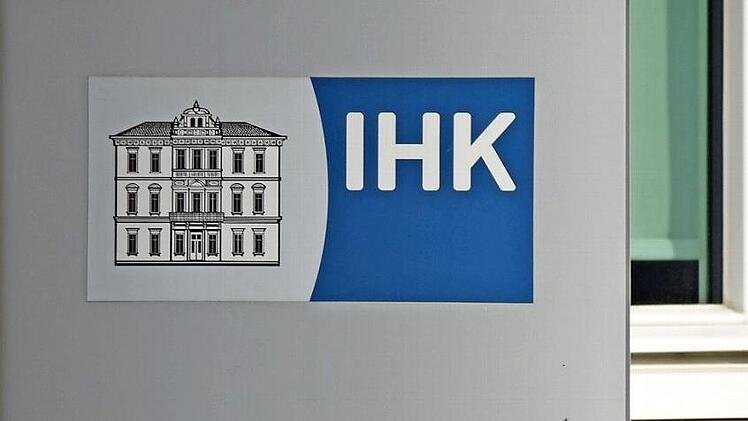 Mit Sorge blicken große Teile der Unternehmen laut Konjunkturumfrage der IHK zu Coburg in die Zukunft.