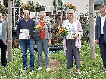 Verabschiedung von Gemeinderäten (von links): Bürgermeister Thomas Löffler, Zweite Bürgermeisterin Monika Barnickel, Dritter Bürgermeister Klaus Neubauer, FW-Fraktionsvorsitzender Josef Herrmann, Uwe Zipfel mit Gattin Karolin, Sibylla Broy, CSU-Fraktionsvorsitzender Markus Löffler, BLS-Fraktionsvorsitzender Frank Hirschböck, SPD-Fraktionsvorsitzender Peter Grüdl und Andreas Fehn