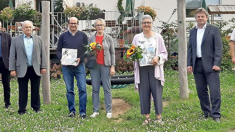 Verabschiedung von Gemeinderäten (von links): Bürgermeister Thomas Löffler, Zweite Bürgermeisterin Monika Barnickel, Dritter Bürgermeister Klaus Neubauer, FW-Fraktionsvorsitzender Josef Herrmann, Uwe Zipfel mit Gattin Karolin, Sibylla Broy, CSU-Fraktionsvorsitzender Markus Löffler, BLS-Fraktionsvorsitzender Frank Hirschböck, SPD-Fraktionsvorsitzender Peter Grüdl und Andreas Fehn