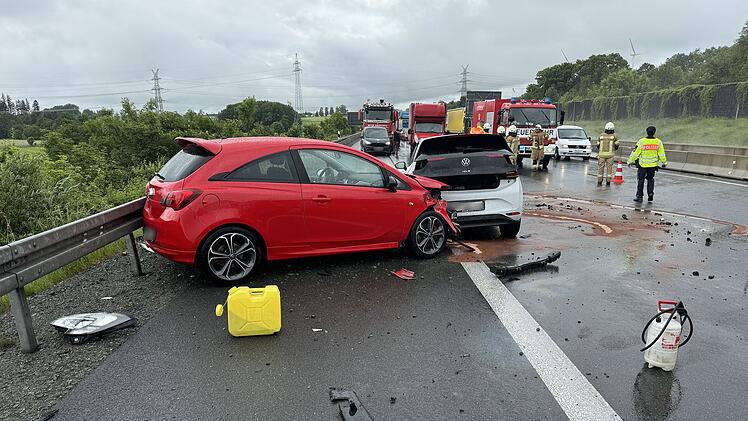 Starkregen auf der A9 im Kreis Hof führt zu zwei Verkehrsunfällen