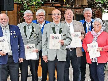 Vorstandsmitglied Christelle Babin (rechts) ehrte für 50-jährige Mitgliedschaft Alfons Stadter, Jakob Handwerker, Wilfried Grasser, Karl Josef Hübner, Horst Schörner, Otto Winkler, Heinrich Hölzlein (von links) und für 25 Jahre Gunda Hemmer und Lo...