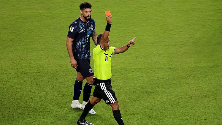 Nach der roten Karte f&uuml;r Spieler Miguel Almiron lie&szlig; sich der paraguayanische Radiokommentator Jorge Vera zu einer Wutrede hinrei&szlig;en.