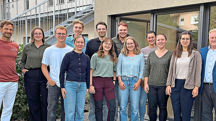 Die Studenten der Landarztpraxis von Dr. Joachim Hepp (l.) mit stellvertretendem Landrat Matthias Klement (r.), Johanna Waibl (2. v. r.) und Antonia Giese (2. v. l.).  Leopold Werner/LRA Bad Kissingen