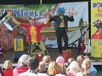 Das interaktive Kinder-Musik-Theaterstück mit Donikkl und seinen kleinen Monstern war der Anziehungspunkt für die kleinen Besucher  . Foto: Erlwein