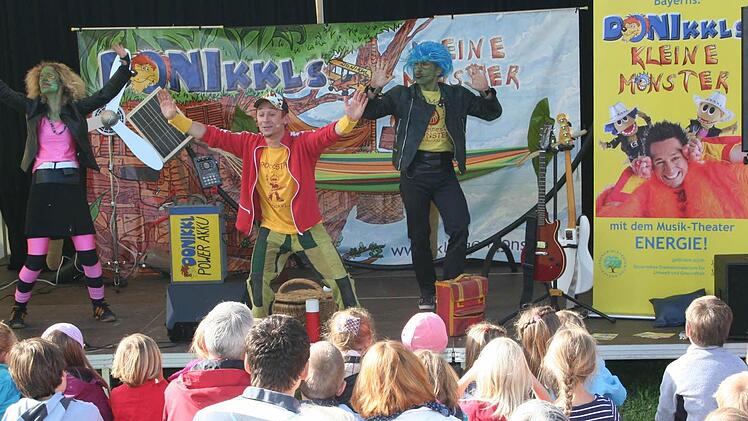 Das interaktive Kinder-Musik-Theaterstück mit Donikkl und seinen kleinen Monstern war der Anziehungspunkt für die kleinen Besucher  . Foto: Erlwein