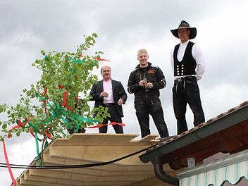 Bürgermeister Fees (l.) in schwindelnden Höhen Foto: fra-press