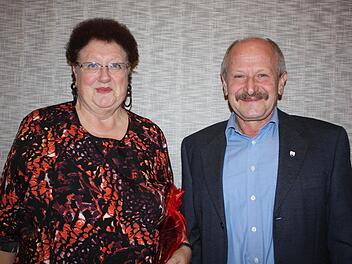 Eine nachträgliche Gratulation in der Gemeinderatssitzung gab es für Lisette Heid und Gerhard Bärthlein.  Foto: Sonja Werner