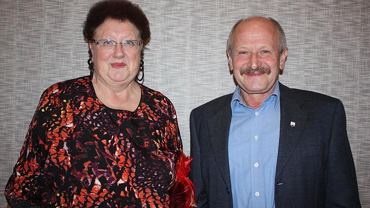 Eine nachträgliche Gratulation in der Gemeinderatssitzung gab es für Lisette Heid und Gerhard Bärthlein.  Foto: Sonja Werner