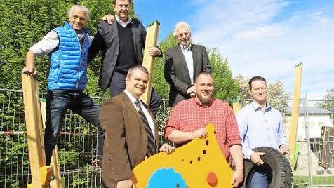 Der Balanceparcours an der CoJe gefällt auch den Großen (hinten, von links): die Rotarier Max Beyersdorf, Ralf Faas und Dieter Sitzmann; vorn, von links: Präsident Stefan Alkofer mit dem neuen und dem alten SJR-Vorsitzenden Alexander Müller und Michael Eckstein. Foto: Ulrike Nauer