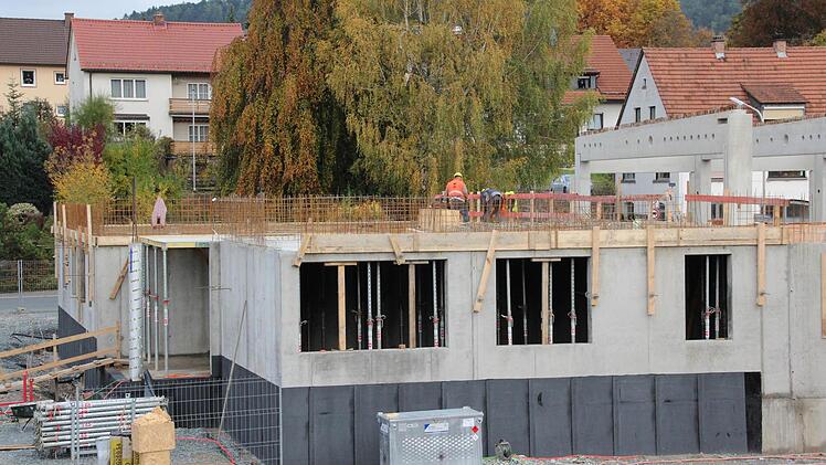 Der linke Bereich wächst noch um ein Stockwerk. Im Hintergrund rechts die Träger der Fahrzeughallen.  Foto: Friedwald Schedel