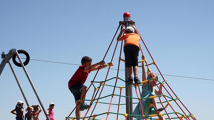 Die Kinder eroberten den Spielplatz in Windeseile. Foto: Richard Sänger