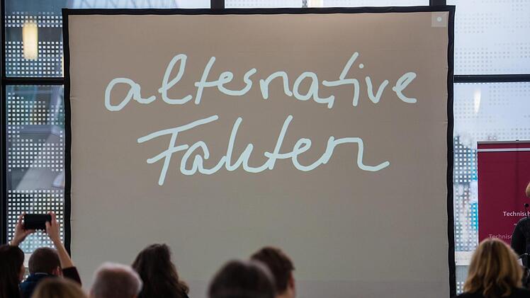 Das Unwort des Jahres 2017, &laquo;alternative Fakten&raquo;, steht am 16.01.2018 in Darmstadt (Hessen) bei der Pr&auml;sentation der Jury auf einer Projektionswand. Das &laquo;Unwort des Jahres&raquo; wird seit 1991 j&auml;hrlich von einer aus Sprachwissenschaftlern besetzten Jury gek&uuml;rt. Foto: Andreas Arnold/dpa