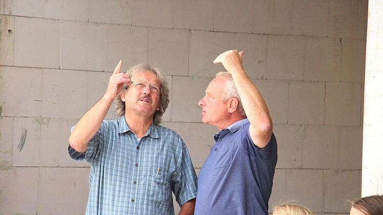 Architekt Erich Popp aus Herzogenaurach (rechts) und Landschaftsarchitekt Frieder Müller-Maatsch aus Burghaslach im Gespräch Foto: Christian Bauriedel